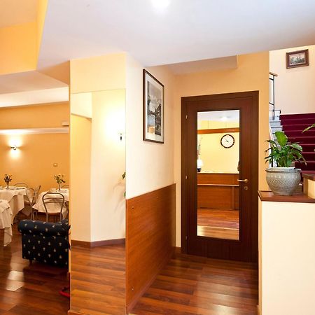Hotel 4 Pini Рим Екстериор снимка