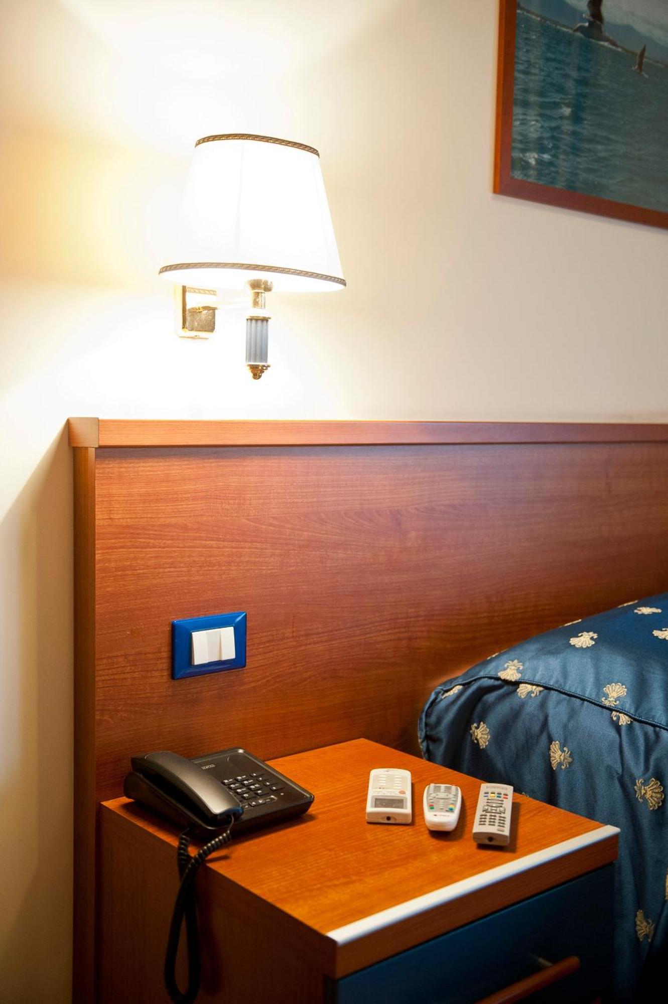 Hotel 4 Pini Рим Екстериор снимка
