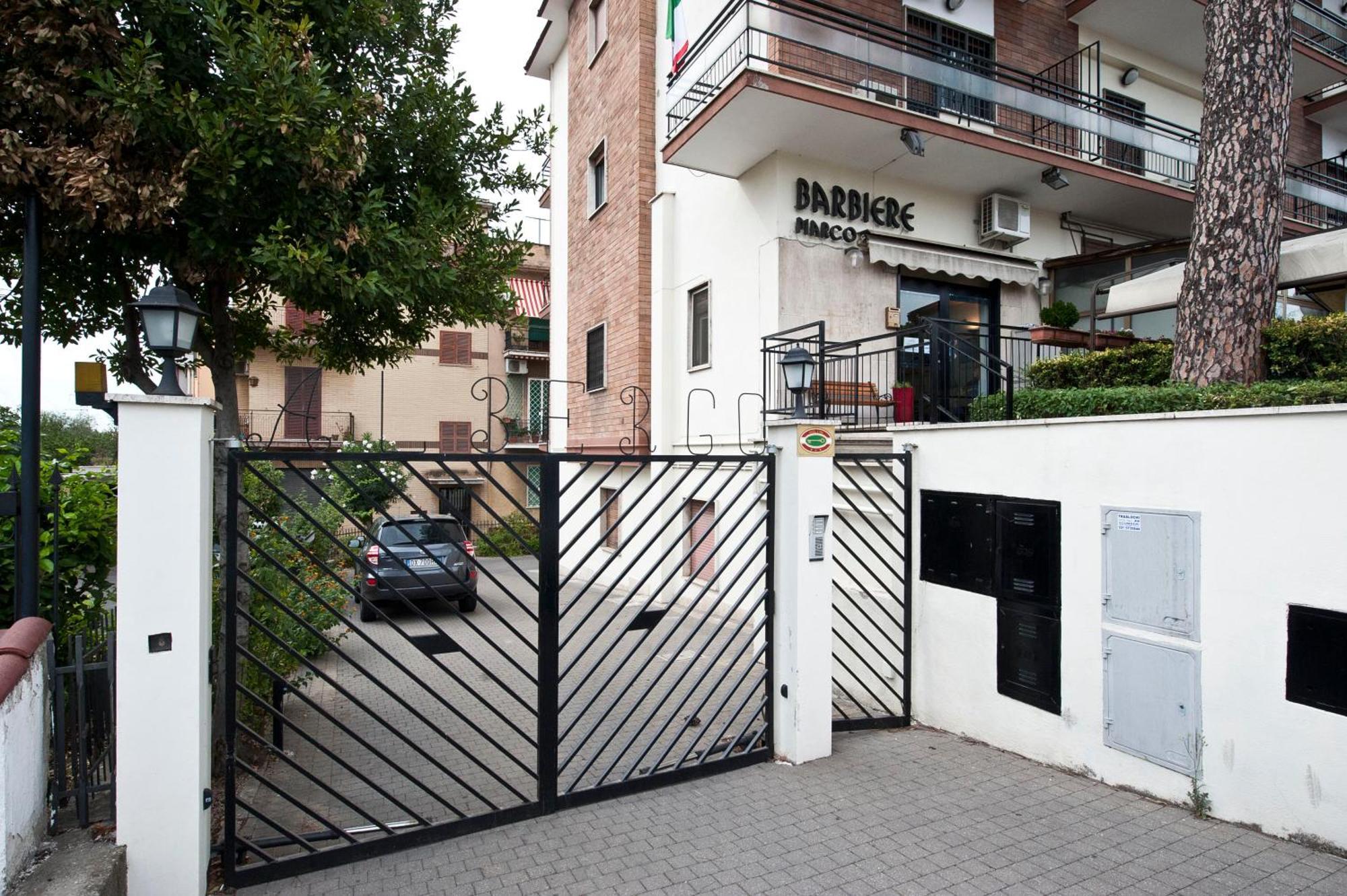 Hotel 4 Pini Рим Екстериор снимка